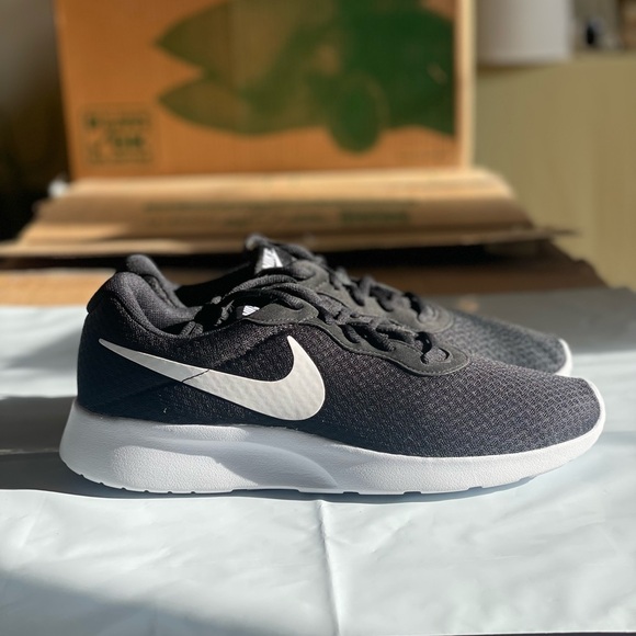Nike tanjun Blk new in original box - Picture 1 of 4
